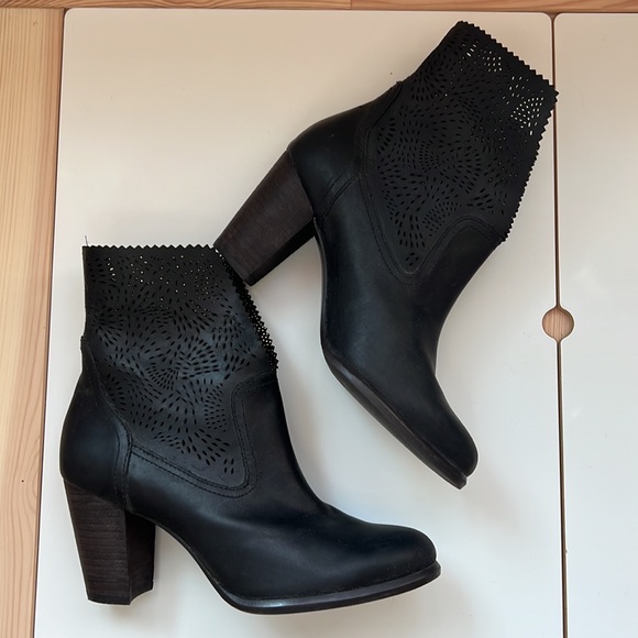 New UGG black booties with wool inside! Size 6.5 - Picture 10 of 13